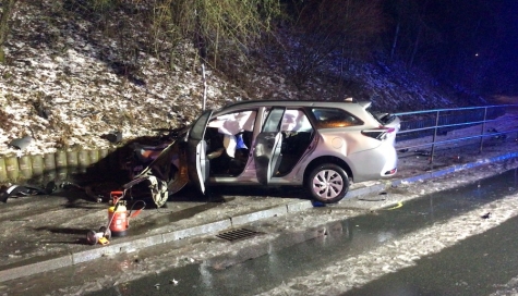 Trotz starker Fahrzeugdeformation konnten sich am 18. Februar 2026 Fahrer und Beifahrer selbst befreien.