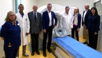 Vor dem neuen CT v. l.: Anette Hintz (MTRA), Atif Elatana (Oberarzt Neurologie), Dr. Harald Schmid (Vorsitzender Förderverein Kreiskrankenhaus), Landrat Jürgen van der Horst, Dr. med. Wael Marouf (Sektionsleiter Neurologie), Annette Viessmann und Dr. Markus Pfuhl (Viessmann Foundation), Anne Bülling (Geschäftsführung)