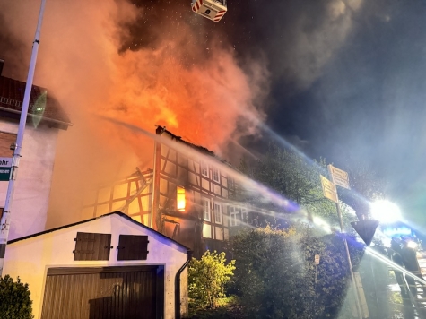 Die Feuerwehr im Einsatz bei einem Wohnhausbrand in der Ermschwerder Straße, Witzenhausen, am frühen Morgen des 27. August. Ein Bewohner kam dabei ums Leben.