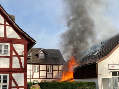 Ein Gartenhäuschen stand am 8. März 2026 im Ortskern in Vollbrand und brannte komplett nieder.