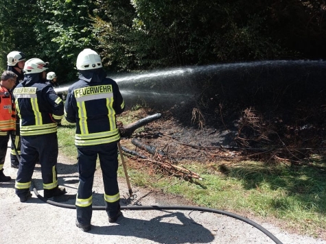 Einsatzkräfte kontrollierten am 11. August 2025 einen Brand im Reiherbachtal mit einer Wärmebildkamera.