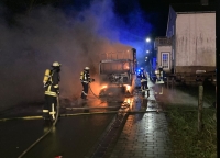 In der Nacht von Freitag (17. März) auf Samstag (18. März) fiel ein Lastkraftwagen in Thülen den Flammen zum Opfer.