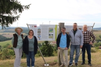 Geopark GrenzWelten, Naturpark Diemelsee und Gemeinde Willingen sorgten gemeinsam dafür, dass der Vulkan- und Geschichtspfad Welleringhausen wieder unbeeinträchtigt benutzt werden kann. Auf dem Foto von links nach rechts: Renate Hill (Geoparkführerin),  Silke Tielke (Geopark GrenzWelten), Benedikt Wrede (Naturpark Diemelsee), Christoph Bangert (Gemeinde Willingen), Karl Briehl (Ortsvorsteher Welleringhausen).