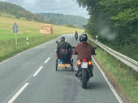 Auf der langsamen Fahrt bergab begleiteten die Motorradfahrer das Gefährt auf der K18.