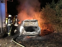 Am 8. Juli brannte ein Pkw vor dem ehemaligen Bordell bei Thalitter - Polizei und Feuerwehren waren vor Ort.