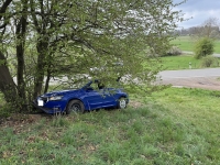 Der Skoda Fabia prallte nach dem Kontrollverlust des Fahrers gegen einen Baum und kam dort zum Stehen.