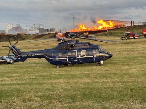 Neben über 100 Feuerwehrleuten kam auch die Bundespolizei aus der Luft zum Einsatz – eine seltene Maßnahme in der Region.