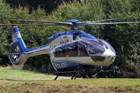 Der Suchhubschrauber „Hummel“ ortete ein Handysignal bei Neuenheerse; Polizisten fanden den Jugendlichen wohlbehalten in einem Zelt.