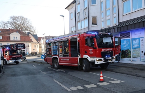Wegen einer Rauchentwicklung im Keller eines Wohn- und Geschäftshauses rückte die Kernstadtwehr in die Innenstadt aus.