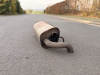 Auf der B 252 kurz vor dem Kreisverkehr bei Steinheim überfuhren zwei hintereinander fahrende Wagen einen auf der Fahrbahn liegenden Auspuff.