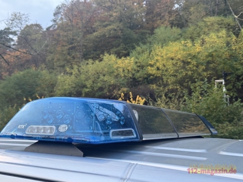 Die Polizei bittet um Hinweise zu einem etwa 14 Jahre alten Jugendlichen mit blonden Haaren.