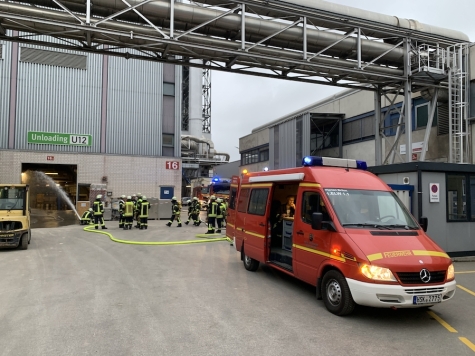 Rund 25 Feuerwehrleute waren im Industriegebiet im Einsatz, um Gefahren zu verhindern.