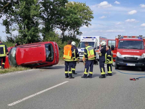 Am 19. Juli ereignete sich auf der B 251 zwischen Freienhagen und Sachsenhausen ein Unfall, bei dem ein roter Skoda Fabia im Graben landete.