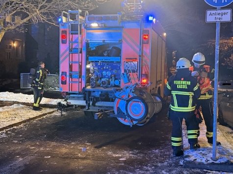 Nach dem Brand eines Weihnachtsbaums im Stadtteil Wehlheiden musste das betroffene Einfamilienhaus aufgrund der massiven Verrauchung für unbewohnbar erklärt werden.