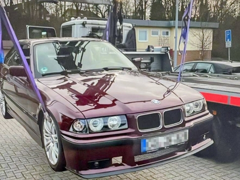 Wegen zahlreicher technischer Veränderungen und Mängel wurde dieser BMW in Kassel sichergestellt und abgeschleppt.