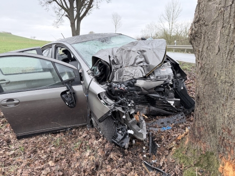 Auf der Strecke Vöhl–Basdorf prallte am 13. März 2026 ein Toyota frontal gegen einen Baum, der Fahrer wurde schwer verletzt.
