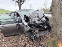 Auf der Strecke Vöhl–Basdorf prallte am 13. März 2026 ein Toyota frontal gegen einen Baum, der Fahrer wurde schwer verletzt.