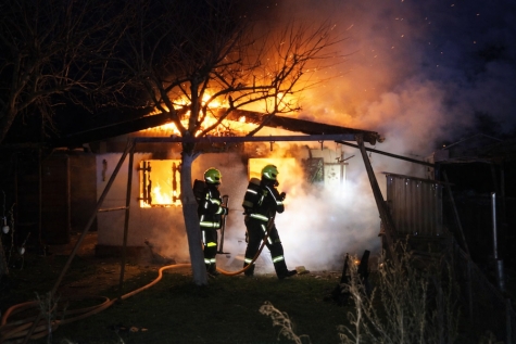 In der Kleingartenanlage am Rhenaer Weg in Korbach geriet in der Nacht zum 28. März 2026 eine massiv errichtete Gartenlaube in Brand.