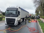 Nach einem Zusammenstoß mit einem Lkw musste die Feuerwehr den eingeklemmten Pkw-Fahrer mit hydraulischem Rettungsgerät befreien – er kam verletzt ins Krankenhaus.