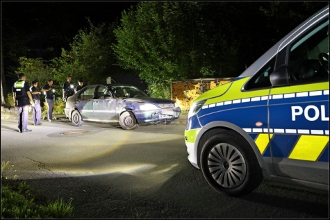 Der Unfallwagen wurde nach der Fahndung nach wenigen Minuten schwer beschädigt aufgefunden. 