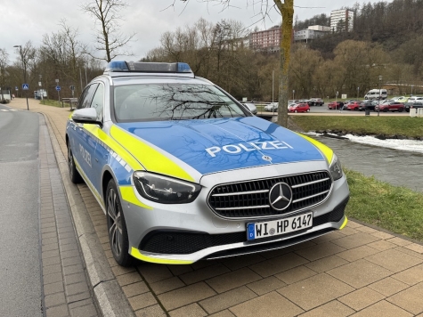 Am 27. November 2025 wurde auf dem Parkplatz am Asklepios-Bildungszentrum in Bad Wildungen ein geparkter schwarzer Mazda hinten rechts beschädigt.