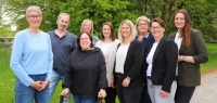 Pflegestützpunkt und Gemeindepflege sind personell verstärkt worden: (von links nach rechts) Mitarbeitende des Pflegestützpunktes Petra Schnellbächer, Matthias Engel, Kathrin  Hartmann und Sina Zembellini (5. v. l.) sowie die Gemeindepflegerinnen Catrin Eberle, Ta- bea Zembellini, Brigitte Saure, Kathrin Kornemann und Lisa Rampe bilden ein starkes  Team.