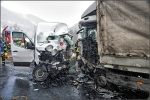 Beide Fahrzeuge wurden bei dem Unfall massivst beschädigt. Die eingeklemmten Fahrer wurden durch die Feuerwehr befreit, der Lkw-Fahrer verstarb noch am Unfallort.