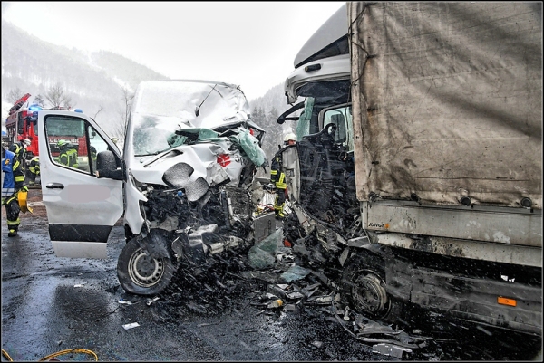 Beide Fahrzeuge wurden bei dem Unfall massivst beschädigt. Die eingeklemmten Fahrer wurden durch die Feuerwehr befreit, der Lkw-Fahrer verstarb noch am Unfallort.