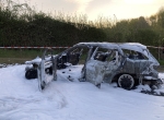 In der Nacht zu Dienstag stand eine Mercedes C-Klasse auf einem Schotterparkplatz in Flammen – die Polizei geht von Brandstiftung aus.