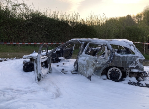 In der Nacht zu Dienstag stand eine Mercedes C-Klasse auf einem Schotterparkplatz in Flammen – die Polizei geht von Brandstiftung aus.