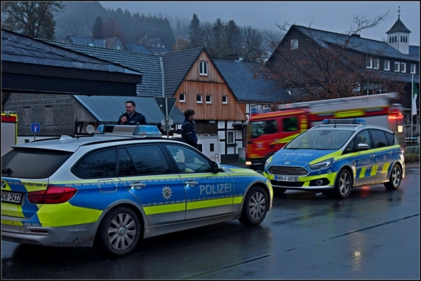 Ein Großaufgebot war in Elkeringhausen vor Ort, um nach dem vermissten Mädchen zu suchen.