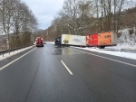 Zwischen Ederbringhausen und Schmittlotheim blieb der Anhänger eines Lastzuges am 2. Januar 2026 im weichen Boden stecken und musste aufwendig geborgen werden.