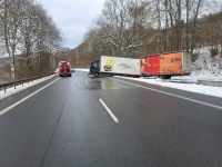 Zwischen Ederbringhausen und Schmittlotheim blieb der Anhänger eines Lastzuges am 2. Januar 2026 im weichen Boden stecken und musste aufwendig geborgen werden.