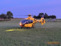 Auf einer gesperrten Rallye-Strecke prallte am 14. März 2026 ein Ford frontal gegen einen Baum, eine Frau starb.