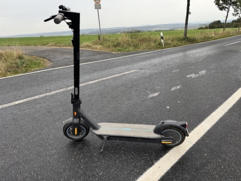 Am 14. Juli 2025 stellte eine Polizeistreife in Brakel zwei Kinder fest, die gemeinsam auf einem E-Scooter unterwegs waren.