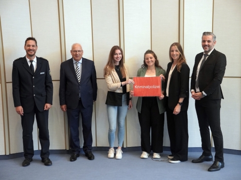 Landrat Dr. Karl Schneider hieß am 1. September 2025 die neuen Kolleginnen und Kollegen willkommen.