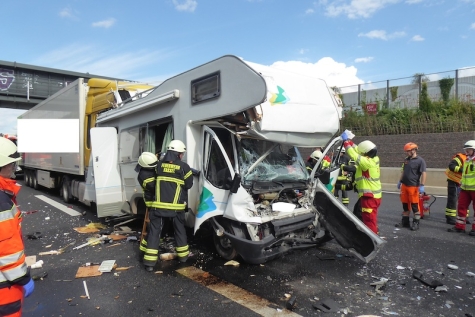 Bei einem schweren Unfall auf der A 7 in Kassel hat die Feuerwehr zwei verletzte Personen gerettet.