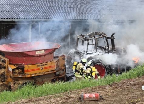 In Steinheim-Grevenhagen brannte am Freitag ein Traktor aus.