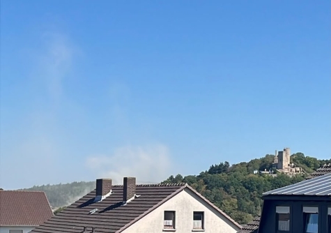 Landwirtschaftliche Kalkstreuarbeiten waren am 14. August 2026 die Ursache für die vermeintliche Rauchentwicklung.