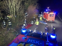 Feuerwehrkräfte der Löschgruppen Alme und Nehden sowie des Löschzugs Brilon befreien einen eingeklemmten PKW-Fahrer nach einem Unfall auf der K 58.