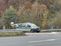 Am 14. Juli 2025 kontrollierten Polizei und Zoll auf der Verbindungsspange zwischen A 44 und A 7 bei Lohfelden rund 60 Personen – mehrere Fahrer mussten die Weiterfahrt beenden.